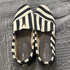 Women Tom shoe size 7, black and white stripes slide on